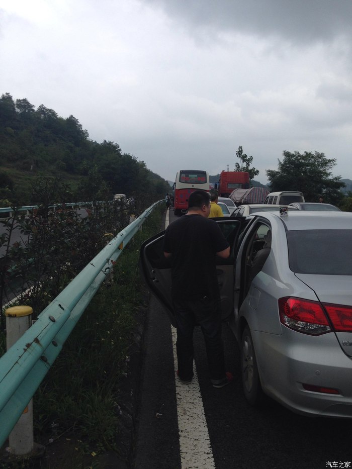 被困在高速上的返乡人_高速公路返乡_高速迎来返乡高峰