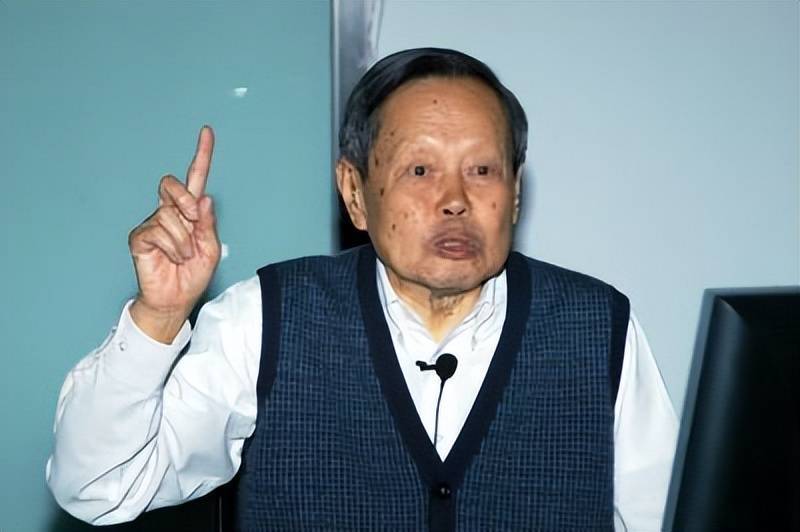 杨振宁_杨振宁82岁娶28岁的翁帆_杨振宁和她的妻子翁帆现状